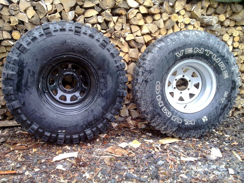 Bogger 37x13-15, mitattu korkeus 91cm, paino 10" vanteella 52,7 kg (tasapainotuskuulia sisällä 240g), pelkkä kumi painaa 39,3 kg
Kumho 35x12,5-15, mitattu korkeus 85cm, paino 10" vanteella 42,5 kg