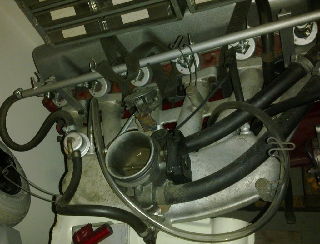 Iso imusarja mahtuu minun mittausten mukaan juuri ja juuri C303:n konetilaan. Ilma putken ja ilmanputsarin paikka ei vlttmtt pysy olemaan alkuperinen.