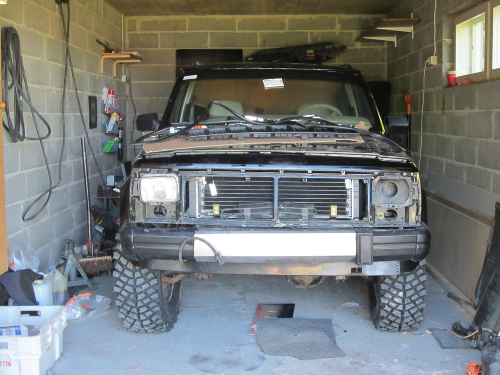 Auto oli katolleen kaadettu joten ensin piti hieman kattoa oikoa