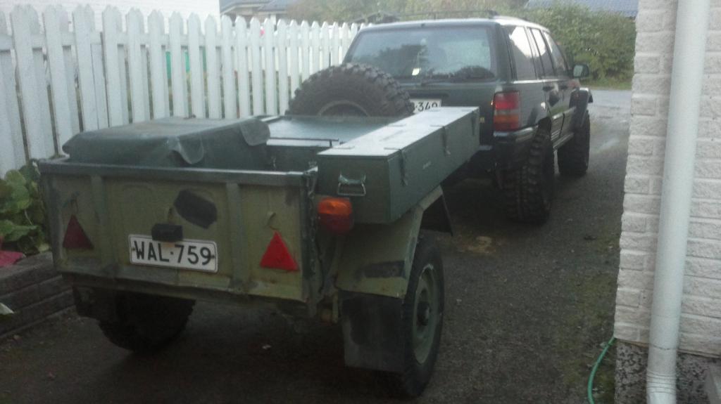 Auto Punkalle pakattuna. Tankin ja jakolaatikon panssari puuttuu, mutta kokeillaan joustoja yms. ja ajellaan varovasti. 
2013 09 13 391