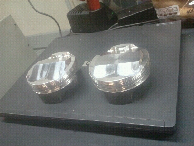 JE Piston Orggis, ja koneistettu vierekkin