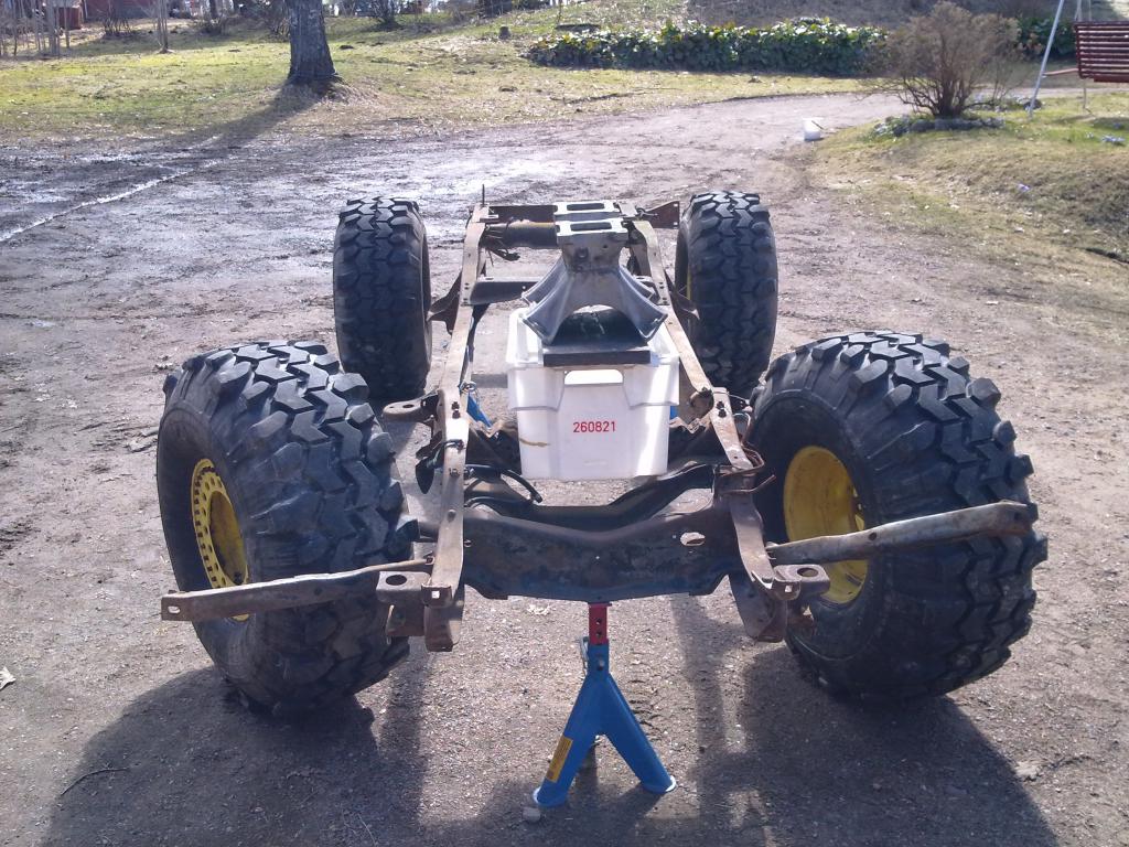 ja elvisteltiin miten mahtuu pyörät hyvin kääntymään, joku tosin epäili ton miun moottorin voima varoja vaikka siinä onkin tunnelrami paikallaan.