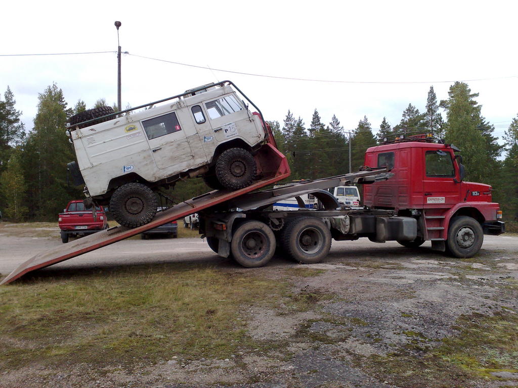Kolmessa kisassa kytiin Blondilla ajamalla kisaa ja takaisin, mutta neljnnest kisasta piti lhte kuljetuksella, kun ei viitsinyt ajaa risalla jakolaatikolla.
