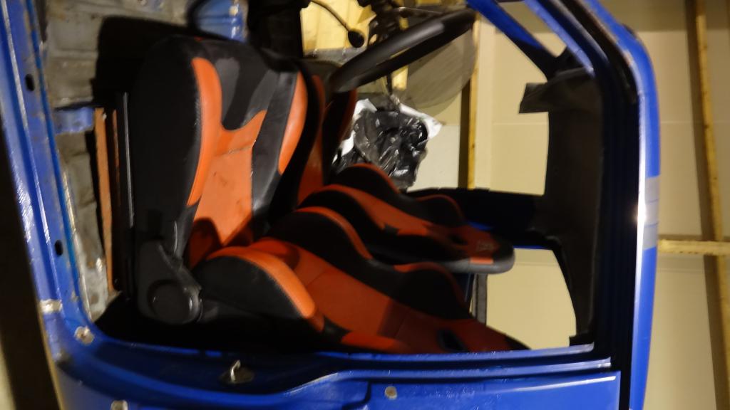 Sistilat olivat melkolailla jneet viel kesken noiden pintojen osalta, eik autossa ollut oviakaan paikalla.

vain tarvittavat, jotta edellinen omistaja on voinut autoa pihateill siirrell ja kokeilla eli penkit kiinni ja mittaristo johtojen varassa.