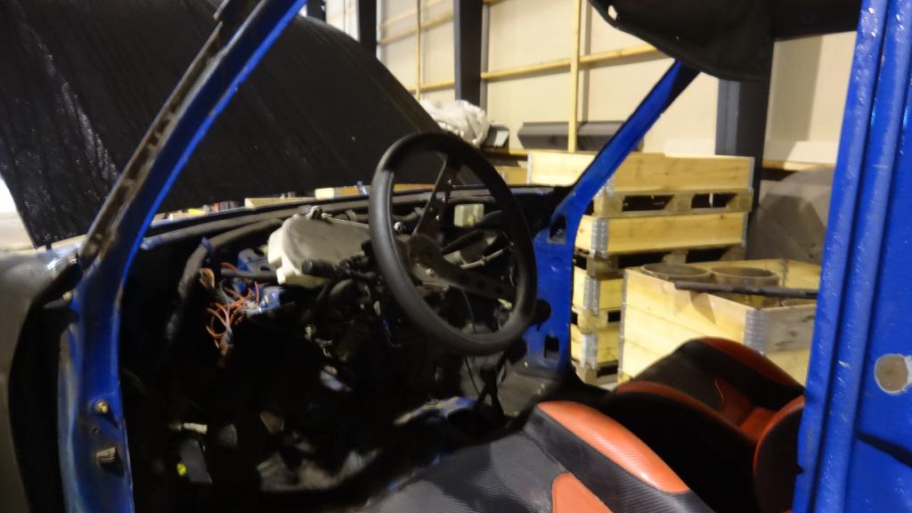 Yllättävän nopeasti tämä yksilö on kumminkin hapantunut, koska lattiaa oli korjattu muutamasta kohdasta, tippalista oven päältä hävinnyt ja ovien alareunat irtoamis pisteessä.
korin korjaukset edellinen omistaja oli kylläkin tehnyt erittäin siististi. en tainnut ostohetkellä kysyä, mutta voisi luulla, että on ohutlevyseppä / autokorin korjaaja.
ja sen takia mielestäni oli paljon hapantunut, kuin ottaa huomioon, että auto on otettu pois käytöstä v. 1999 ja ollut siitä pitäen pääosin sisätiloissa.