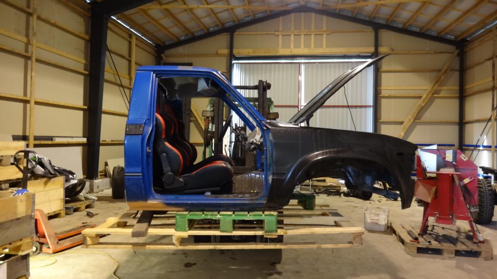 Tämä on varaosa-auton viimeinen kuva korista.
eli ensimmäinen ranteita auki raastava vastoinkäyminen tuli vastaan eli kuin siirsin yksi ilta (noin 23.00) koria niin en huomannut huolimattomuudessani / väsymyksestä johtuen, kun yksi nurkka jäi yhden varasto lavan taakse peruuttaessani jolloinka hytti putosi noin 2m korkeudesta kyljenkautta katolleen.
siinä sitten oli hetken aikaa (muutaman päivän) naurussa pidättelemistä eli potiessa kohtalaisen rankkaa vitutusta.
käytännössä muuta ehjää käyttökelpoista ei jäänyt jäljelle, kuin konepelti.
mm. katto noin 30cm sisällä juuri nurkasta, sekä lokasuojat solmussa molemmin puolin.
no muutaman päivän jälkeen rupesin keräilemään motivaatiota ruveta korjaamaan alkuperäisen vihreän hiluksin aivan hapanta / tärveltyä koria.
koitin ajatella positiivisesti, että nyt tulee sitten korityöt tutuksi.