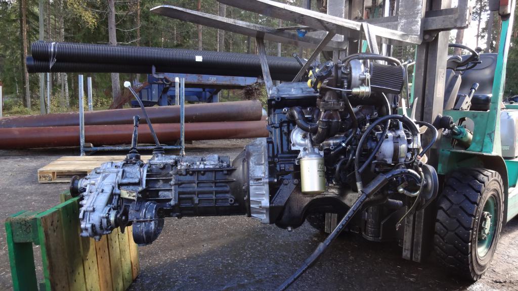Pesu suoritettu höyryllä. imu ja pakopuoli oli tukittu pesusienellä pesun aikana, jottei koneen sisälle menisi vettä.
kuvassa näkyvän etukardaanin suojan jätin pois kokonaan, koska oli niin kamalan näköinen kapistus. täytyy toivoa ettei kardaani koskaan irtoa ja lohkaise vaihteistoa mennessään.