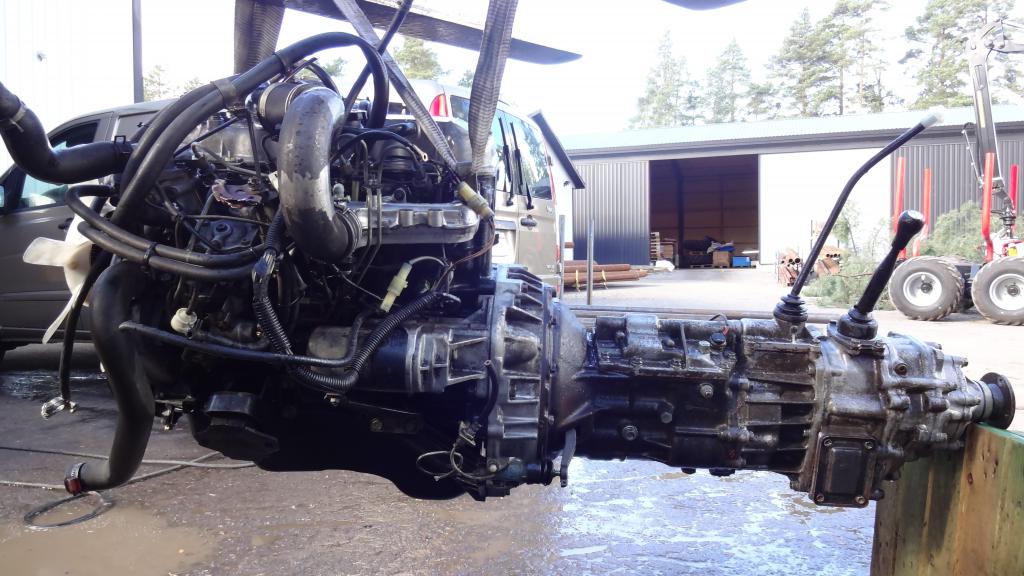 vaihteisto olisi voinut tulla vielä puhtaammaksikin mutten kovalla asentamisen innolla maltanut koko päivää.
tätäpuolta koneesta en viitsynyt myöskään kovin mielivaltaisesti pesurilla tohottaa, kun näytti olevan jonkin sortin elektroniikkaa.