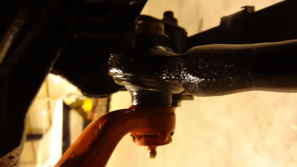 Ohjaus simpukan varrelle tein saman systeemin, kuin olkavarrellekkin.
ohjausvarren molemmissa päissä on pienen traktorin nostovarrenpäät hitsattuna (19mm reijällä)
yläpään lukituksena toimii saksisokka, jonka takana on riittävä määrä korialuslaattoja, jottei ole välystä.
mitoitus sattui myös tulemaan sellaiseksi, että ohjausvarsi ei pääse tapista pois ilman että irroittaa 3 pulttia ohjaussimpukasta, koska varsi toppaa rungon kylkeen.
eli lyhyesti sanottuna varsi ei pääse lipsahtamaan pois vaikka sokka irtoasi.