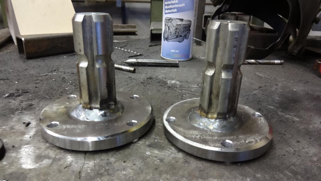 Korotuksista johtuen mys molemmat kardaanit vaikuttivat turhan lyhksilt eli kardaanin puolikkaat tulivat mielestni likaa pois pooreistaan pelkstn auton ollessa 0 asennossa.

mieleeni tulikin sitten laittaa maatalous kardaanit juurikin sen takia, ett niiss olisi tuo vlimatkan stminen vhintnkin helppoa, sek hintaluokaltaan edullisia ja varmasti kestvi ( lytyy moneen lhtn)

sitten piti tehd sovitelaipat periin sek vaihteiston lhtihin.

Aloitin hakemalla AD liikkeest tuollaiset ura akselit.

sitten otin 16mm vahvuisen levylaipan johon porasin keskelle ura-akselin mentvn reijn. 

sen jlkeen hitsasin akselin laippaan, jonka jlkeen vasta koneistin kaikki laipan pinnat, jotta olisi tasapainossa, sek kaikki pinnat suorassa akseliin nhden.