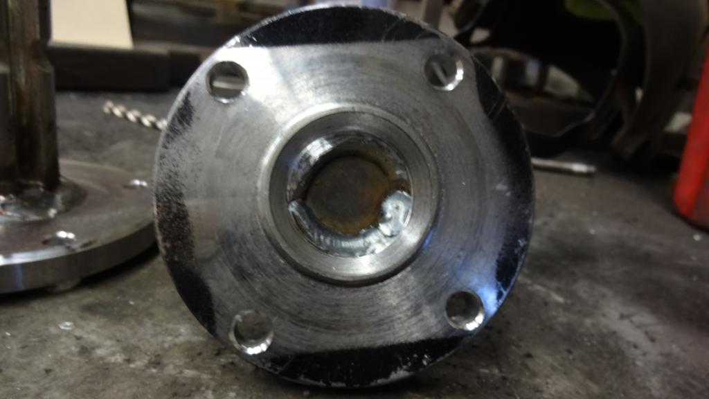 kiinnitysphn koneistin samanlaisen keskitys ulokkeen kuin alkuperisiss kardaaneissa, jotta adapterin asennut menee suoraan pern laipan keskelle, jolloin poikittais voimat eivt ole yksinomaan kiinnityspulttien varassa.