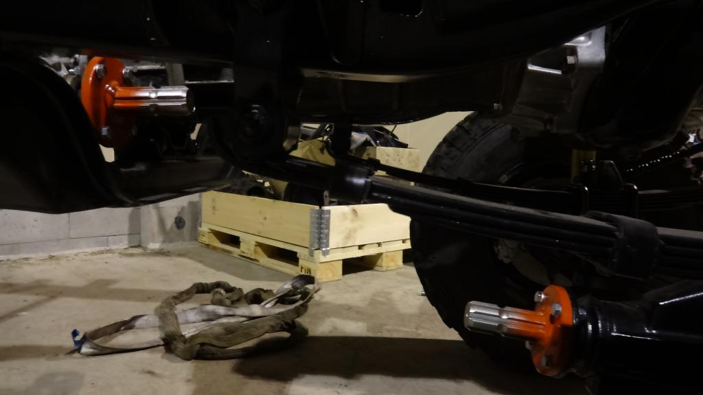 Adapterit asennettu etukardaania varten.. kulma on suht jyrkkä, mutta nivel toimii hyvin eikä ole edes laajakulmakardaani. monet ovat kääntäneet korotusten yhteydessä etulehtien paikkaa jolla saatu perää käännettyä. miten heillä toimii pinionin voitelu ?