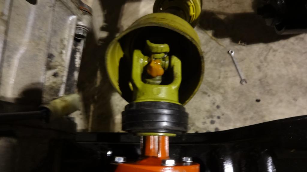 Ura-akseleita olisi pitänyt lyhentää vielä noin 2cm, jotta olisi saanut hieman vaikutettua kardaanikulmaa parempaan suuntaan.
etuakseli on hieman heiveröisempi, kuin taka kardaani, mutta matkakin on niin lyhyt jotta tämä näyttäisi mutu tuntumalla riittävän vahvalta.