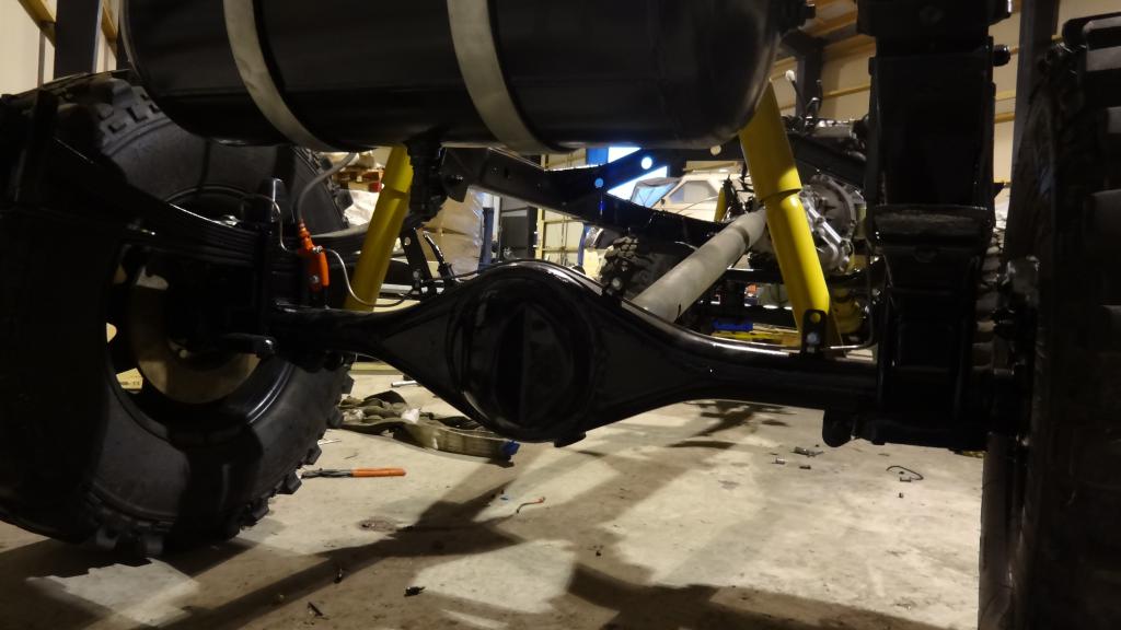 Takajarru putkia asennettu. putket laitettu kulkemaan akselin pll ja yritetty laittaa hieman suojaan niin, ettei oksat vie mennessn jos joskus poikkeaa hieman tielt.