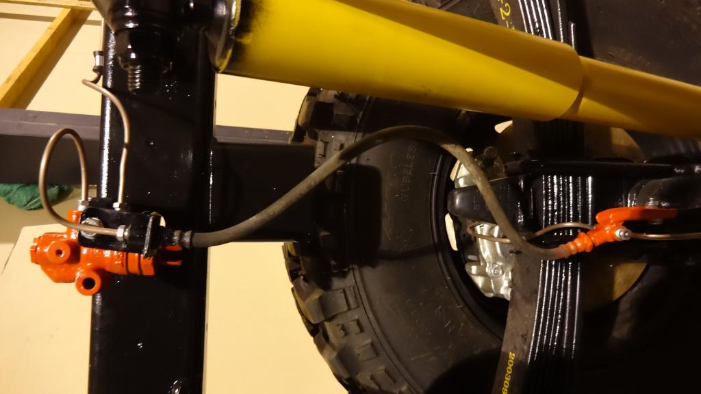 Jarrupaineen sdin laitettu paikoilleen rungon vasemmalle puolelle (alkuperisesti oikealla).

syyn puolen vaihtoon, ett menee vhemmn putkea, kun ei tarvitse kiert rungon yli toiselle puolelle, koska tarkoitus oli vied kaikki jarruputket samaan telineeseen vasemmalle puolelle rungon etuosaan, koska helpompi liitt itse koriin, kuin kaikki ovat samassa ryppss "jarru kellon ??" alapuolella, eik nin ollen tarvitse tulipelti pitkin vet linjoja niinkuin alunperin on ollut.