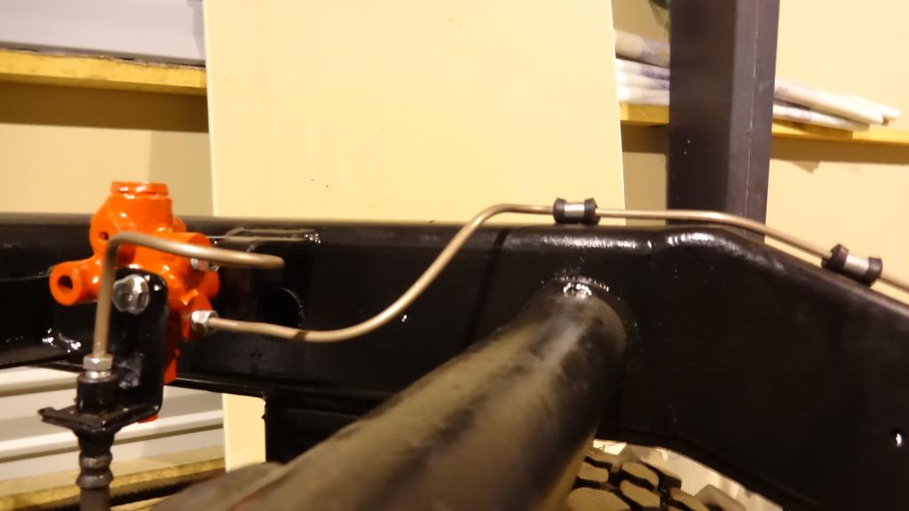 Jarruputket ovat kiinnitetty runkoon 6mm kumi/hst pannoilla, jotka ovat 6mm poraruuvilla rungossa.

kaikki jarruputket kulkevat posin rungon pll siit syyst, ett ovat paremmin suojassa pll kuin esimerkiksi alapuolella tai kyljess.