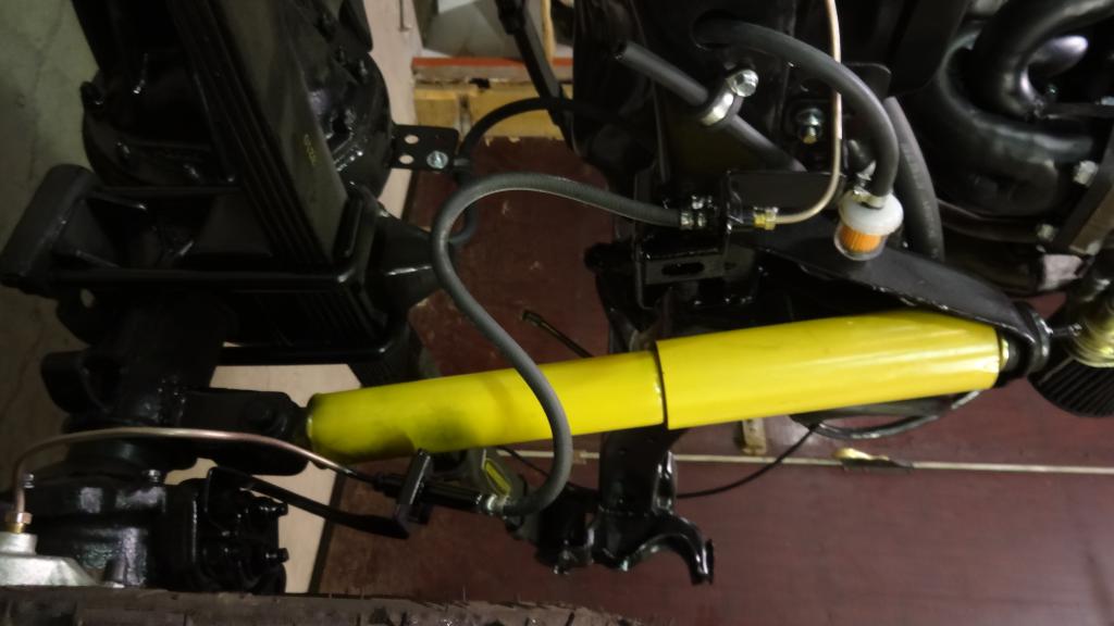 Etujarru linjaa aloitettu tekemään, sekä etuperän huohotin laitettu.
huohotin letku on polttoaine letkua jonka välissä on tavallinen bensan suodatin (mallia mopo) jolle on porattu asennusreikä iskunvaimentimen kiinnikkeeseen.
ajatus peränhuohottimen nostamisesta ylemmäs tuli siitä, kuin vanhassa perässä oli huohotin rikki ja kahlattu vedessä, joten tasauspyörästössä oli öljy / Vesi sekoitusta.
nyt täytyy mennä jo hieman syvemmässä, jotta hörppäisi vettä + tuosta suodattimesta ei pitäisi mennä vesi läpi ainakaan kovin köykäisesti.