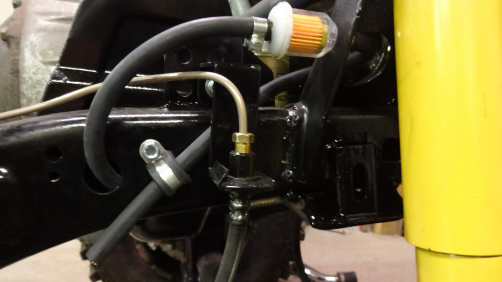 Huohottimen loppupää käännetty alas, mikäli jostain syystä öljy nousisi suodattimelle asti.
letkun pää käännetty myös taakseppäin, ettei tule tuuli / vesisade aivan vastakarvaan letkua päin.