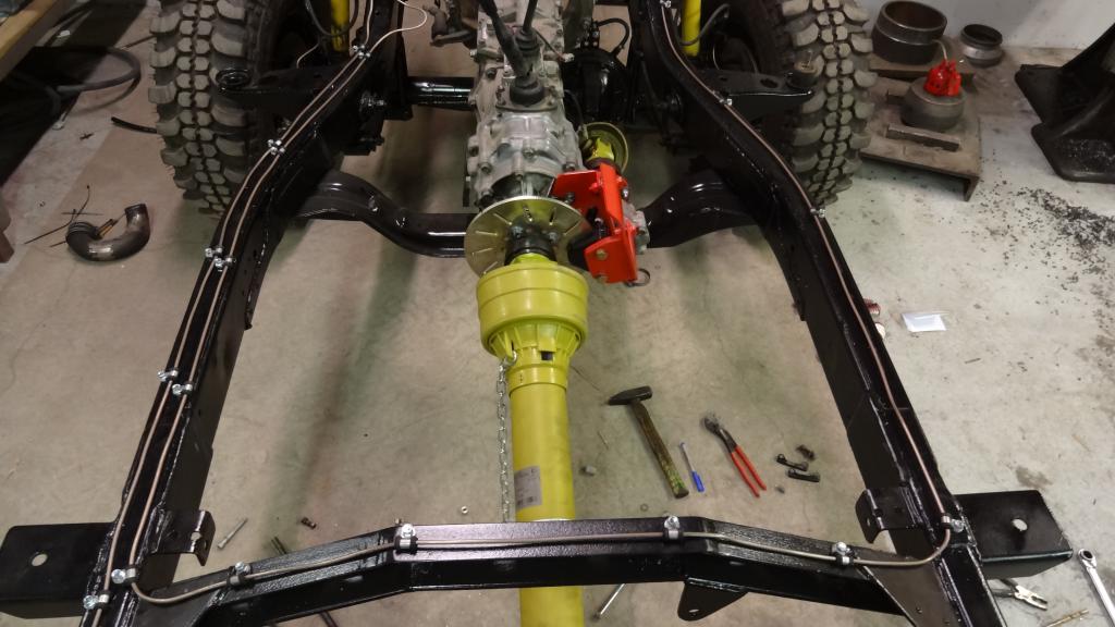 Jarrulinjat saatu asennettua rungon etuosaan asti.

mys uusi takakardaani ( mallia traktori ), sek wildwoodin kardaani ksijarru.

( Taka-akselilla samat levyjarru sarjat kuin edess, joten ksijarru tytyi laittaa kardaanille )