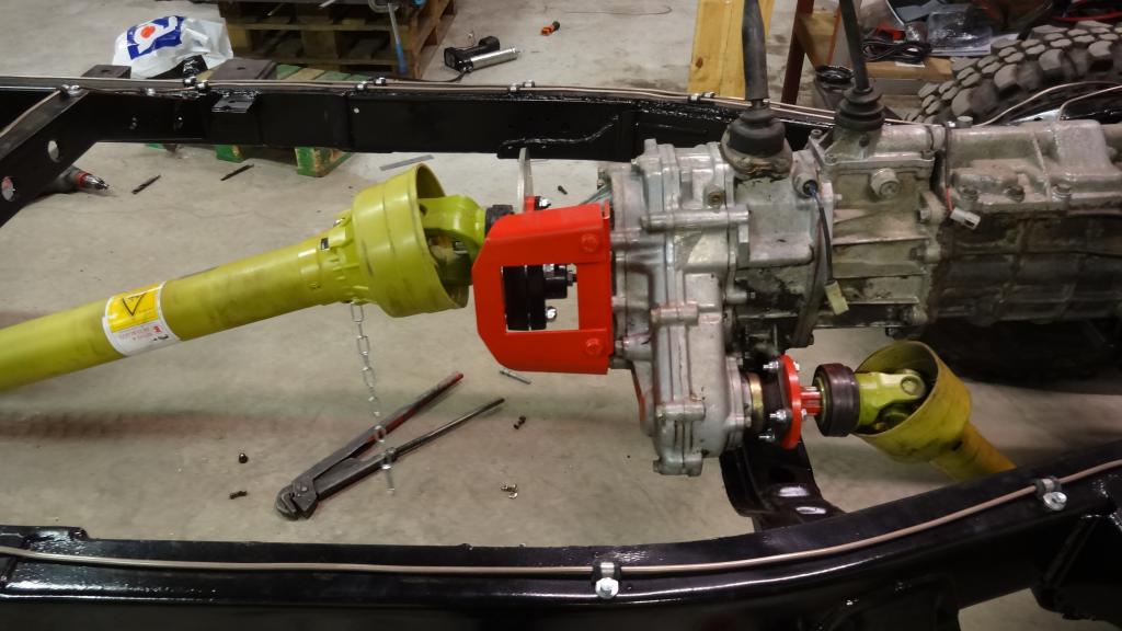 Levyjarrun suojassa olisi valmiina riittvn suuri reik, josta saisi sylinterin viety jarruvivulle.