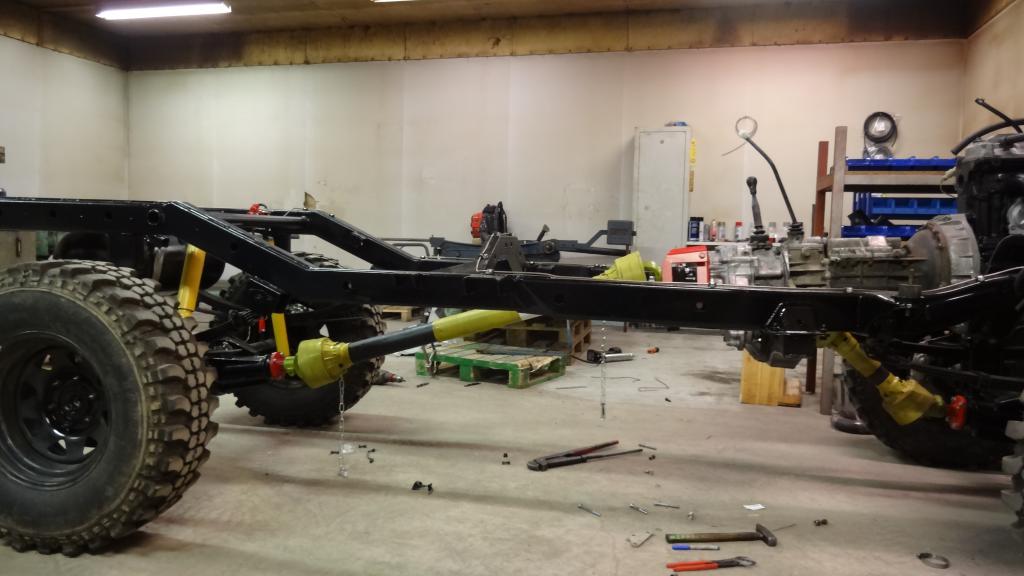 Kardaani kulmissa hieman on kyll eroa. jos laittaa tupla jakolaatikko systeemin niin ei pitisi joutua muuta tekemn, kuin hommata pidempi etukardaani ja lyhent taka kardaania ?