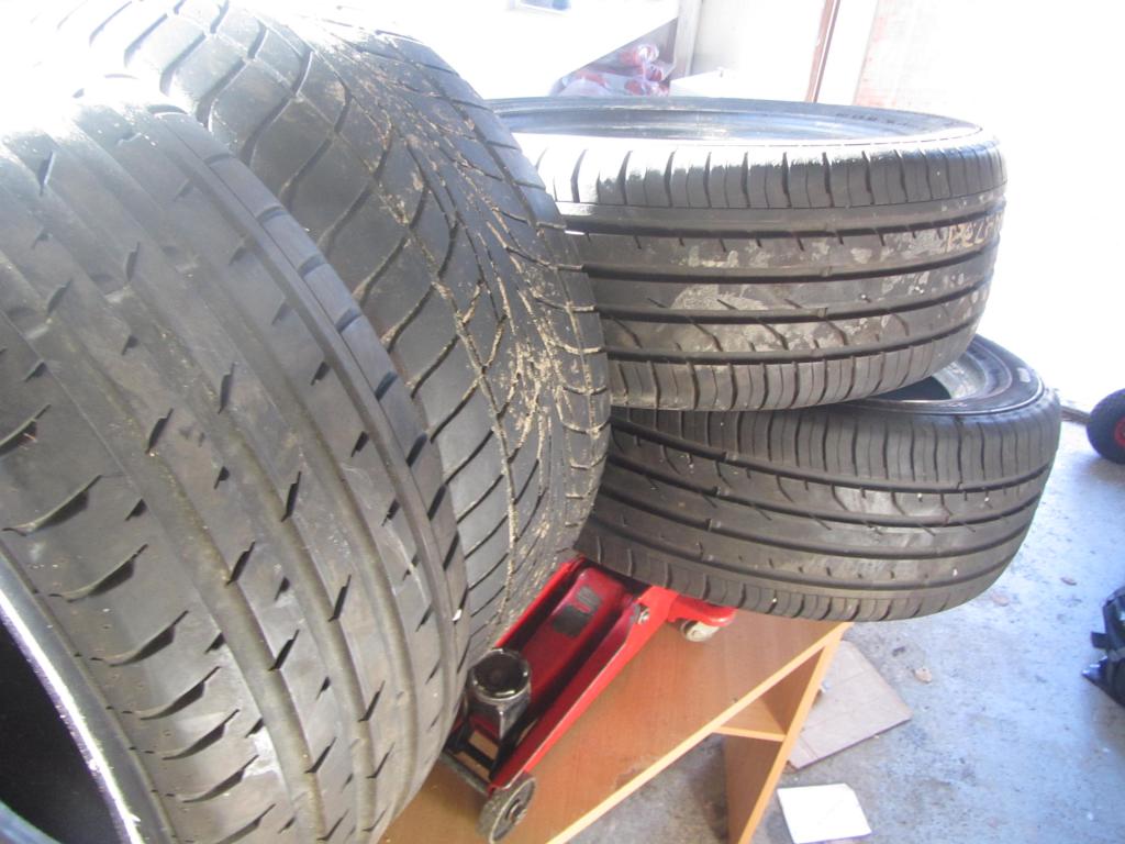 225/45-17" Sport Contact ja Champiro etualalla ja 
taempana 225/50-17"