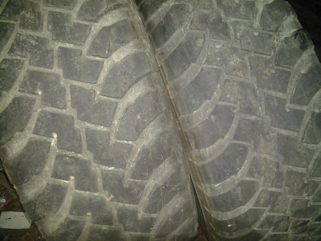 oikealla kuvassa kaljuin rengas jossa sisreunalla en n3mm  pintaa