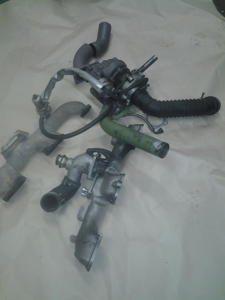 pakoputkea tuossa on sen verran että saa startin helposti kierrettyä.  myös coolerille päin ahtoputkea ja turbolle imuilmaputki joka käy vakiolaturin kanssa.