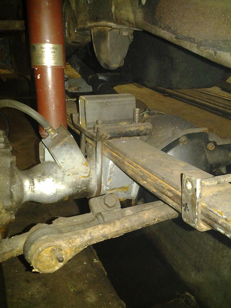 kaikki u-pultit on akselin ympri.  mys vaihteistonpalkkiin tuli listilaa kardaanille.