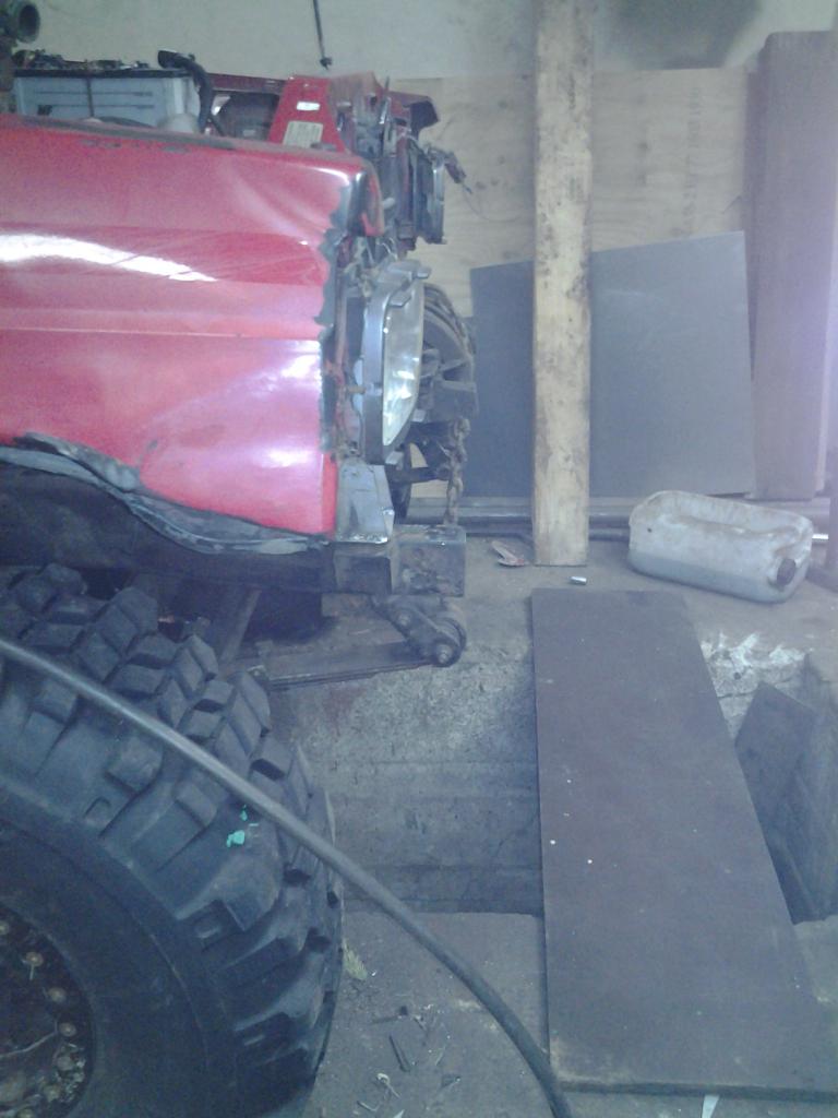 vinssi asennettu alkuperisen rungon sispuolelle jotta etuylitys olis mahdollisimman pieni.