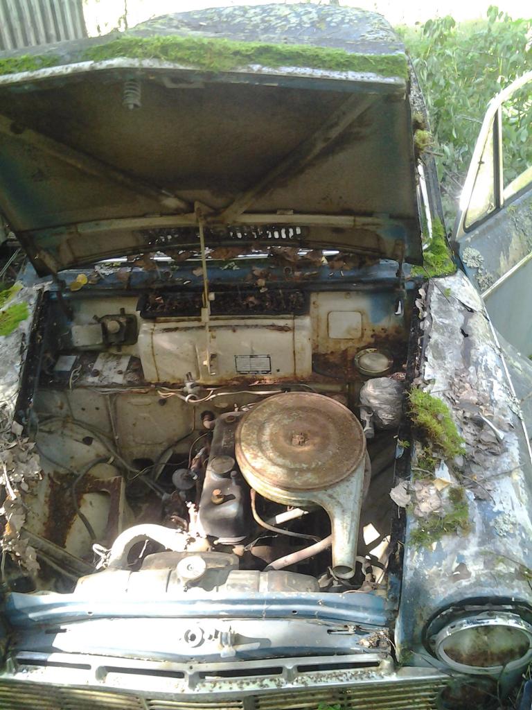 kaikki osat paikallaan, jopa tuo puuttuva jakajankansi lytyi auton vierest.