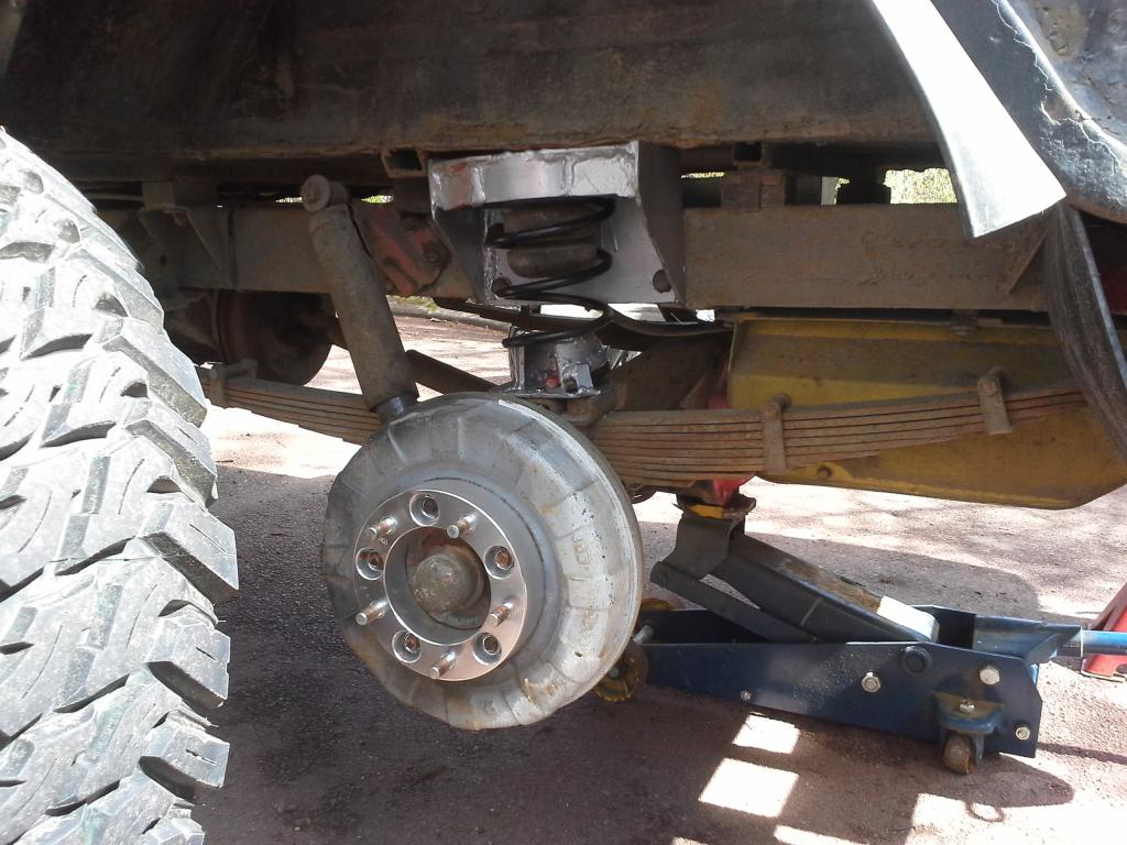 mazda 626 jousi hieman lyhennettynä. Auto asettui alkuperäiseen korkeuteensa. Hyvä kuormankantavuus. Ei liian kova. Takapenkiltä satelee kiitoksia. Ei olisi ilman spacereita mahtunut yläkuppi "joustoissa" . Vakiona taka-akseli etuakselia kapeampi, joten nyt menee renkaat samassa urassa :)