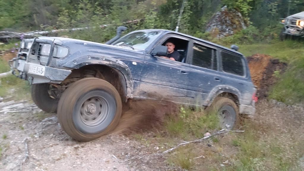 Viimeisen illan yösafaria. Koitimme löytää vanhaa Ladogareittiä, mutta olivat Toverit parantaneet sitä reittiä vissiin ulosajohommia silmällä pitäen..