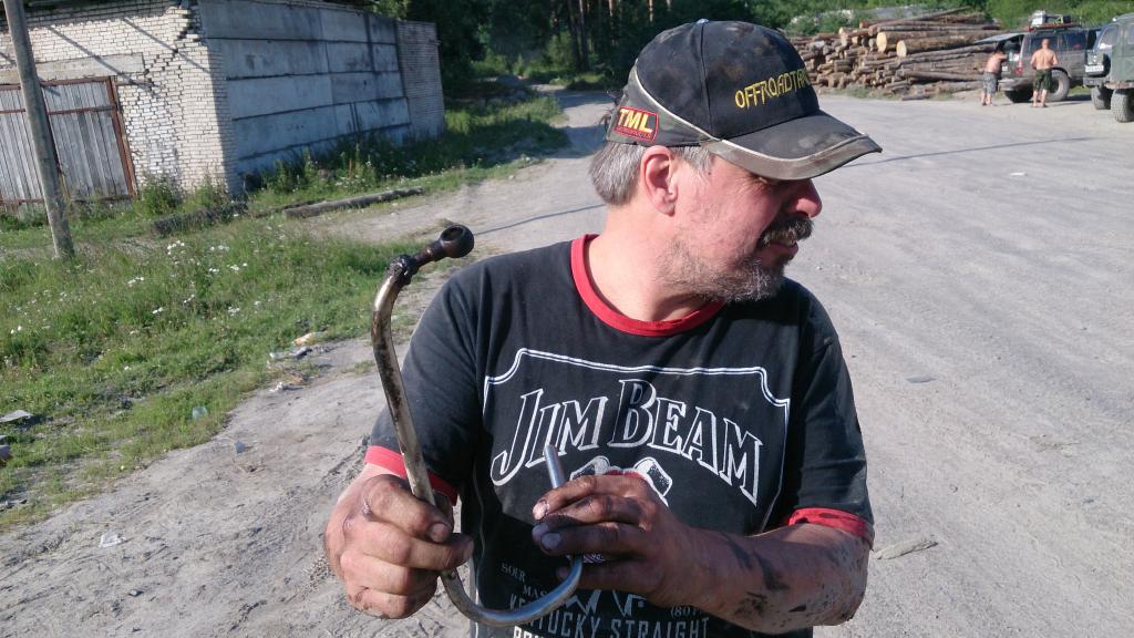 Kolmas kalustotappio. Sinnepäin tehty turbon öljyputki murtui. Onni onnettomuudessa että hajosi suoraan venäläisten kyläseppien pajan ulkopuolelle, jotka korjasivat putken piakkoin taas kisakuntoon. Kiitokseksi heille seteli kouraan ja pari kylmää Baltikaa, sitten davai davai.