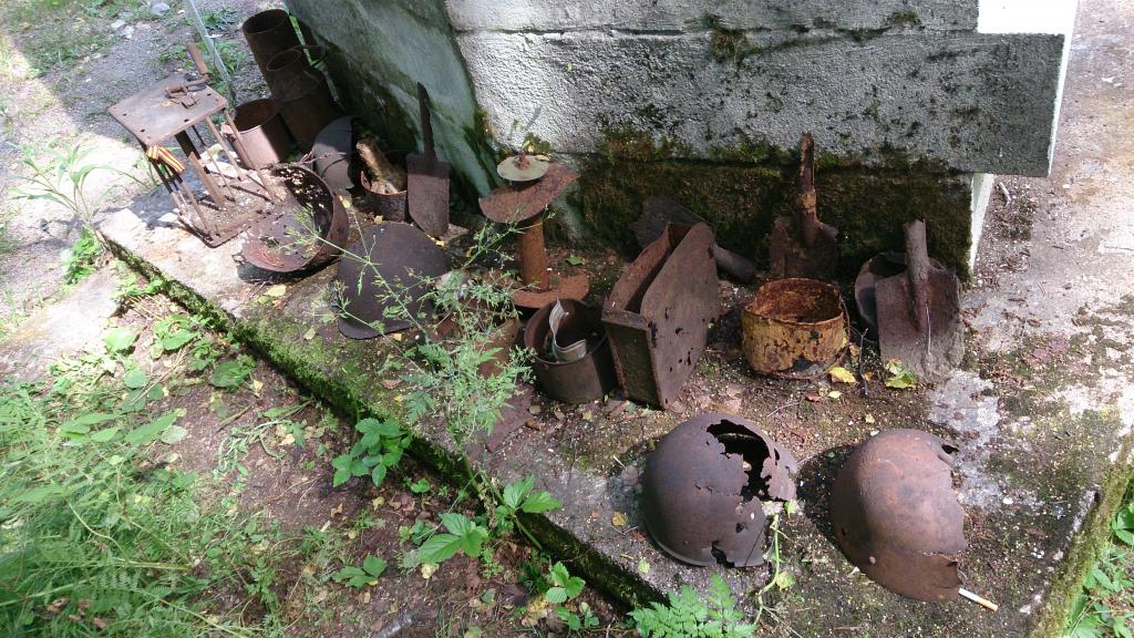 Yhden muistomerkin takana olevaa sotaromua