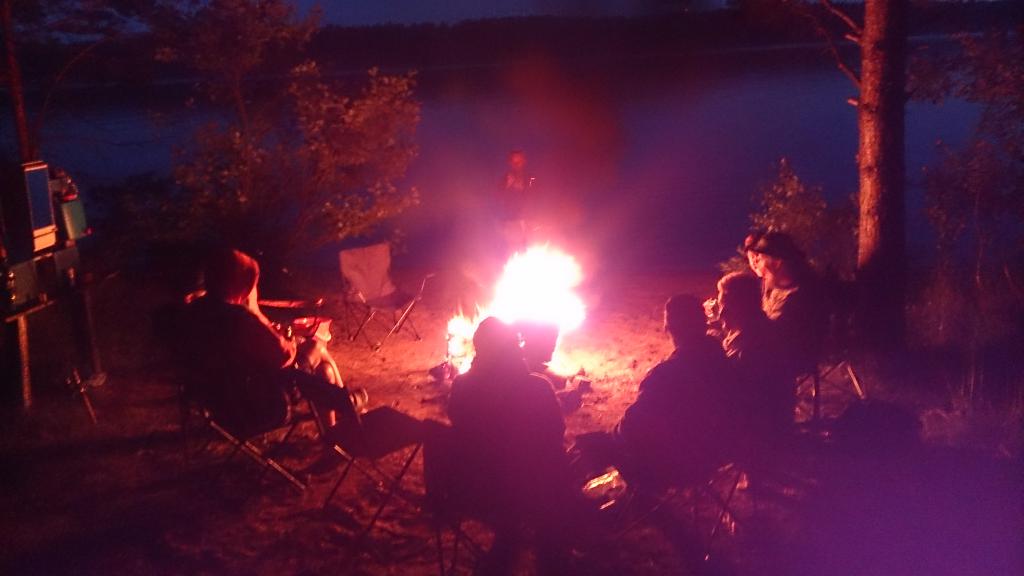 Vuoksen rannalla oli hyv istua nuotin rell.. Itikoita oli jonkunverran