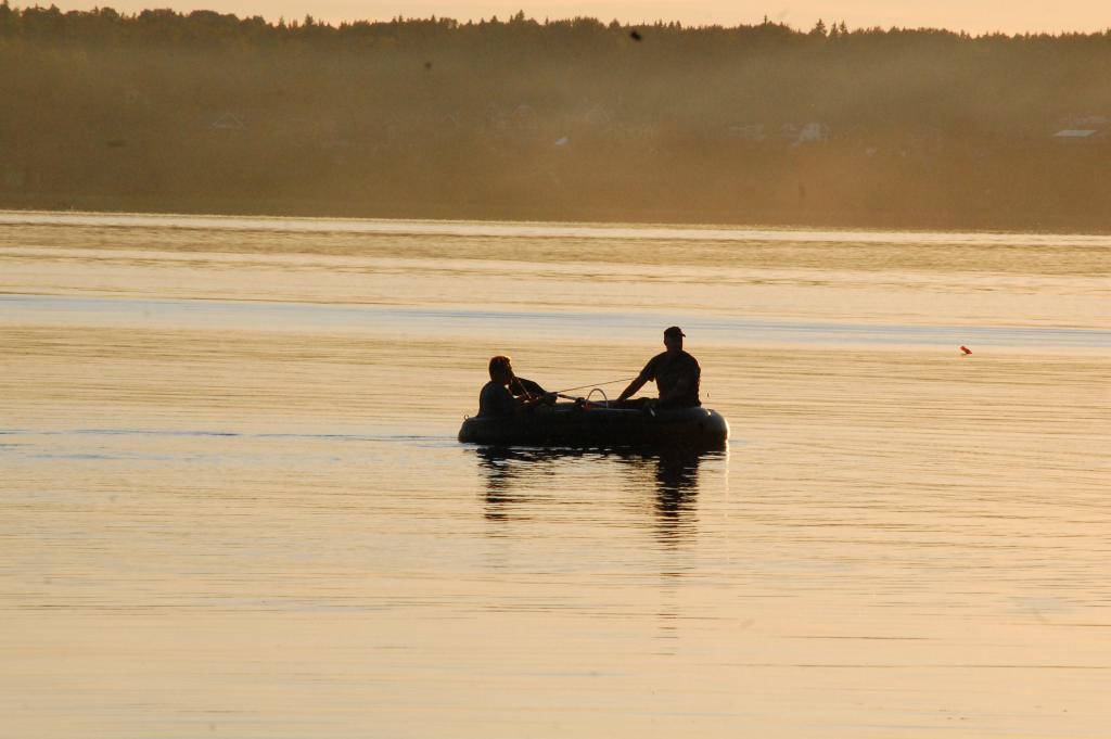 Vuoksen rantaan kun pääsimme leiriin puhalsivat pojat kumiveneen ja kävivät heittelemässä.. Muutama ahven saatiin loppupelin halstrattavaksi