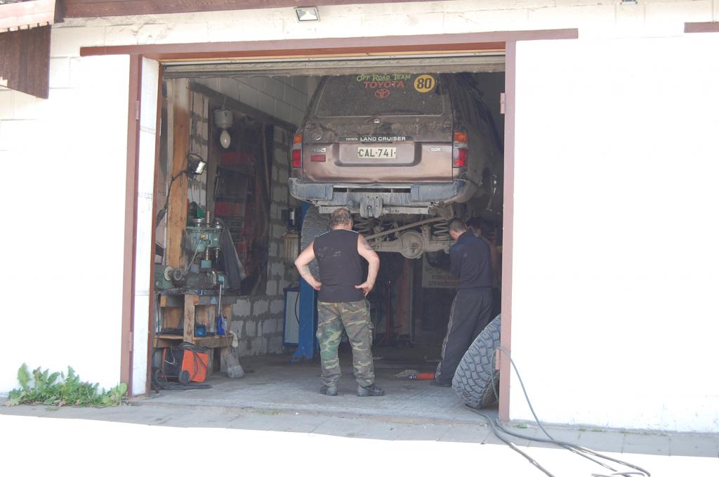 Hodari ilman takaiskareita oli liian veikeä ajettava, joten lähdimme etsimään pajaa Käkisalmesta. Sopiva löytyi heti toisella yrittämällä. Toveri hitsasi uudet pultit oikeaan paikkaan, ja meidän matka pääsi jatkumaan! Harasjoo