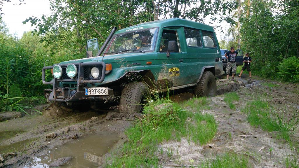 ZIL:in urat olivat liian syvt meidn maavaroille. Tm lutakko oli vain alkua, joten ptettiin heitt ympri ja etsi toinen leiripaikka, muuten ei oltaisi keskiviikkona psty nuotion reen ollenkaan...