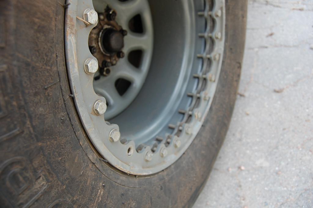 Ensimmäinen "kalustotappio"... Väsynyt beadlockin pultti meni katki, varaosa saatiin kuitenkin seuraavasta hyvinvarustellusta Magaziinista...