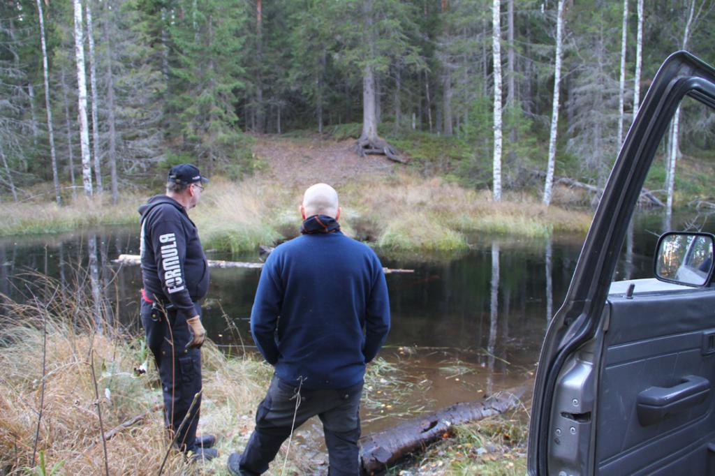 Pienen etsiskelyn jälkeen löytyi joku-joskusajettu reitti jota lähdettiin seuraamaan. Kaatuneita puita oli jonkin verran joita jouduttiin muutamassa paikkaa kiertämään. Vastaan tuli joki jonka ylitystä tässä arvuutellaan.