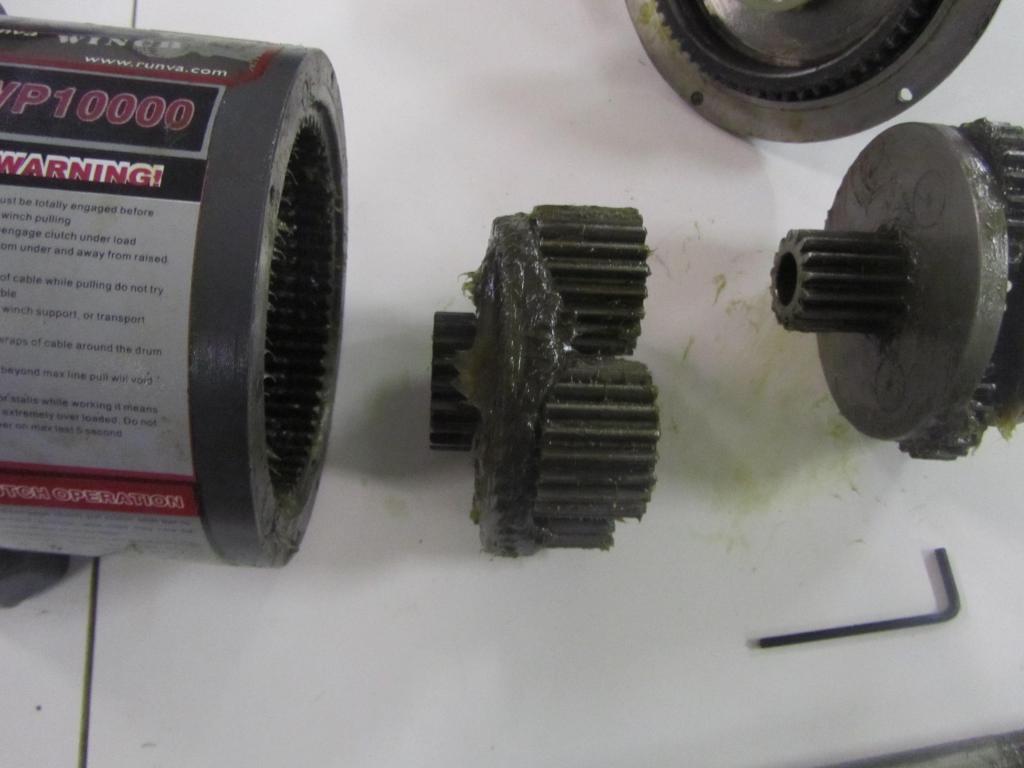 8. Toinenkin planeettapyrst ulkona, vaatii hieman
pyrittely ett saa hammasrattaat ulos. Ja samalla
lailla kasaaminenkin