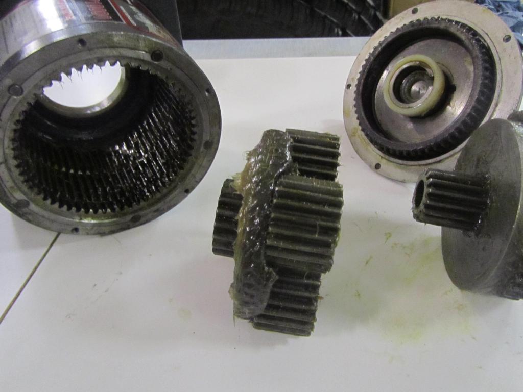 9. Tehtaan jäykät varastorasvat vaihdettu.Vaihtoehtoja
litium tai molypohjainen rasva,graffitirasva tai lisäaineistettu
vesivaseliini.Esim AeroShell 17 , Mobilgrease 28, Mobil grease XHP 322 Special,Motul tech grease 300 vesivaseliini,jne..