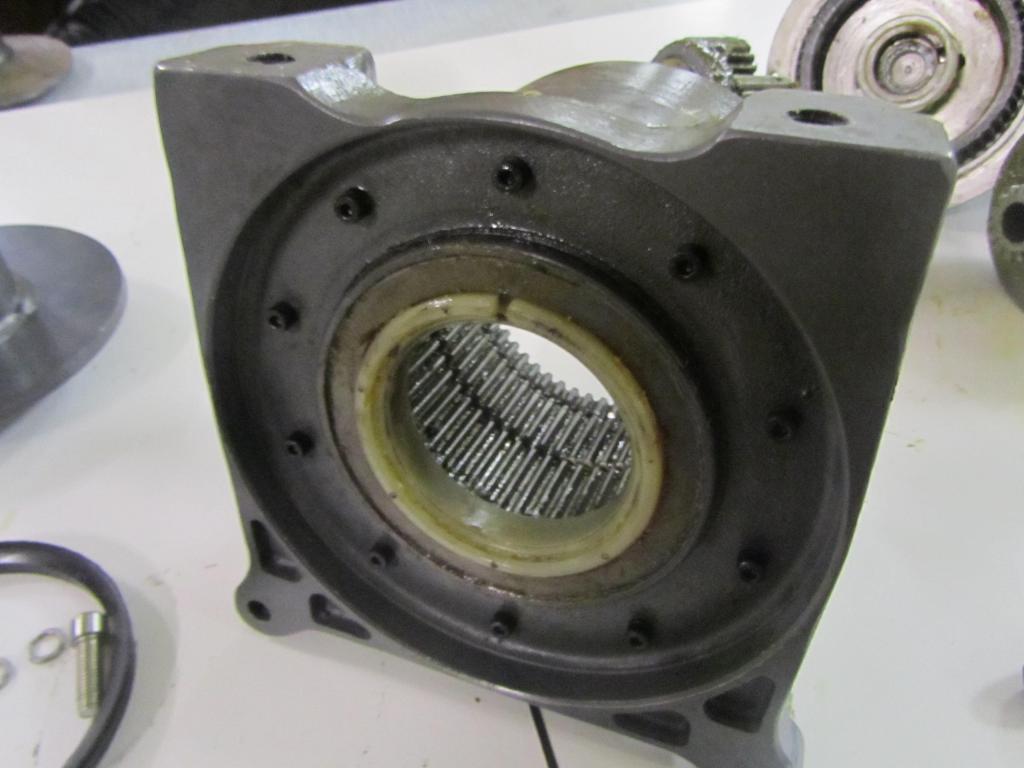 7. Vaihteiston rummun puoleinen pääty.Jo rumpu irrallaan
niin saa helposti työnnettyä toisenkin planeettapyörästön
ulos.Voi myös purkaa toisinkin päin,irroittamalla rummun
puoleisen päätylaipan