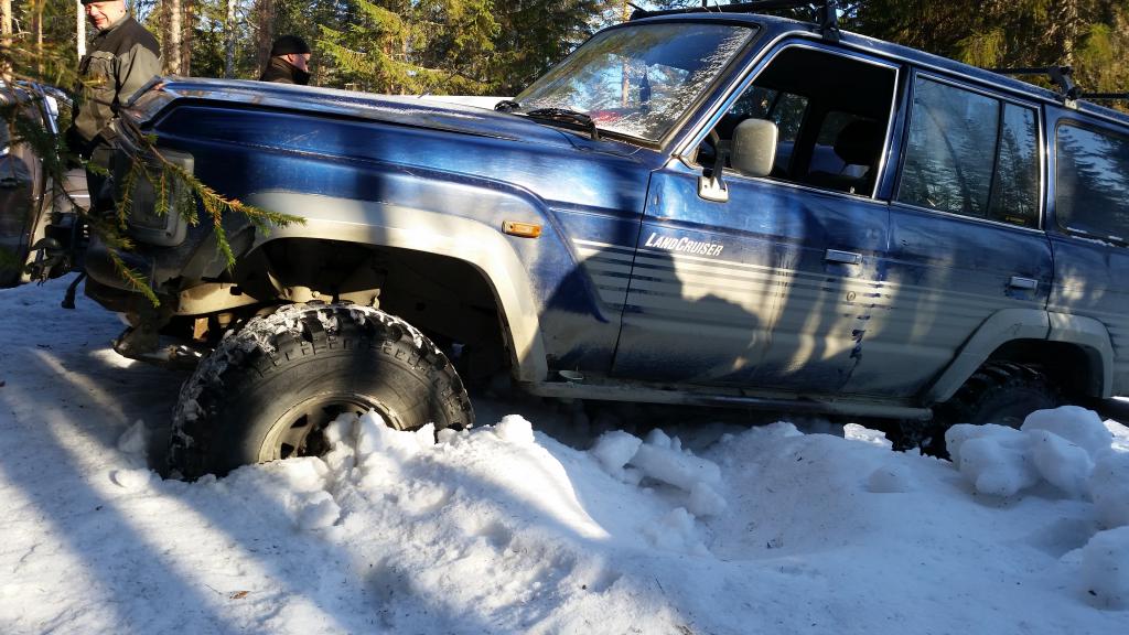 Pitihn se ajaa parkkiin ett pikkuautot mahtuu auratulle.