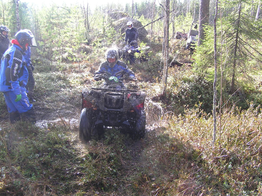 Ylltyin kuinka hyvin oma pikku 350 tuli ojan yli. Monta isompaa tuohon sitten jikin.