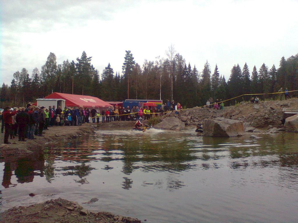 Ja louhoslammen reunarasteja