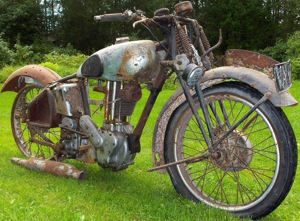 Tästä se lähtee tällasesta ennen sotia mallin Norton:ista haaveilin jo 10 vuotiaana cc tilavuudeltaan tämä on vaan 350cc mutta koska tämä on moderni kansiventtiili niin suorituskyvyiltä tämä oli melkein sama kun isoin 600cc sivuventiili kone  ja muihin 30 luvun pyöriin verrattuna tämä oli moderni koska tässä vaihteet toimi jalalla kun monissa muissa oli vielä vaihekeppi tankin kyljessä