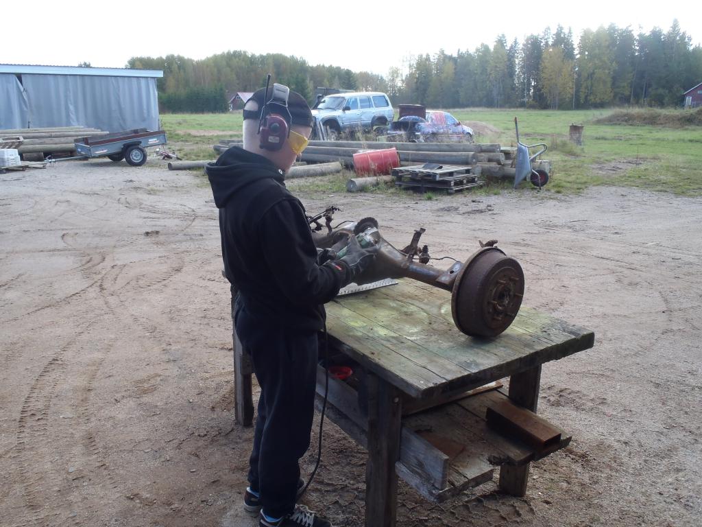 Luca (11v) antaa taka-akselista turhille kiinnikkeille lhtpassit