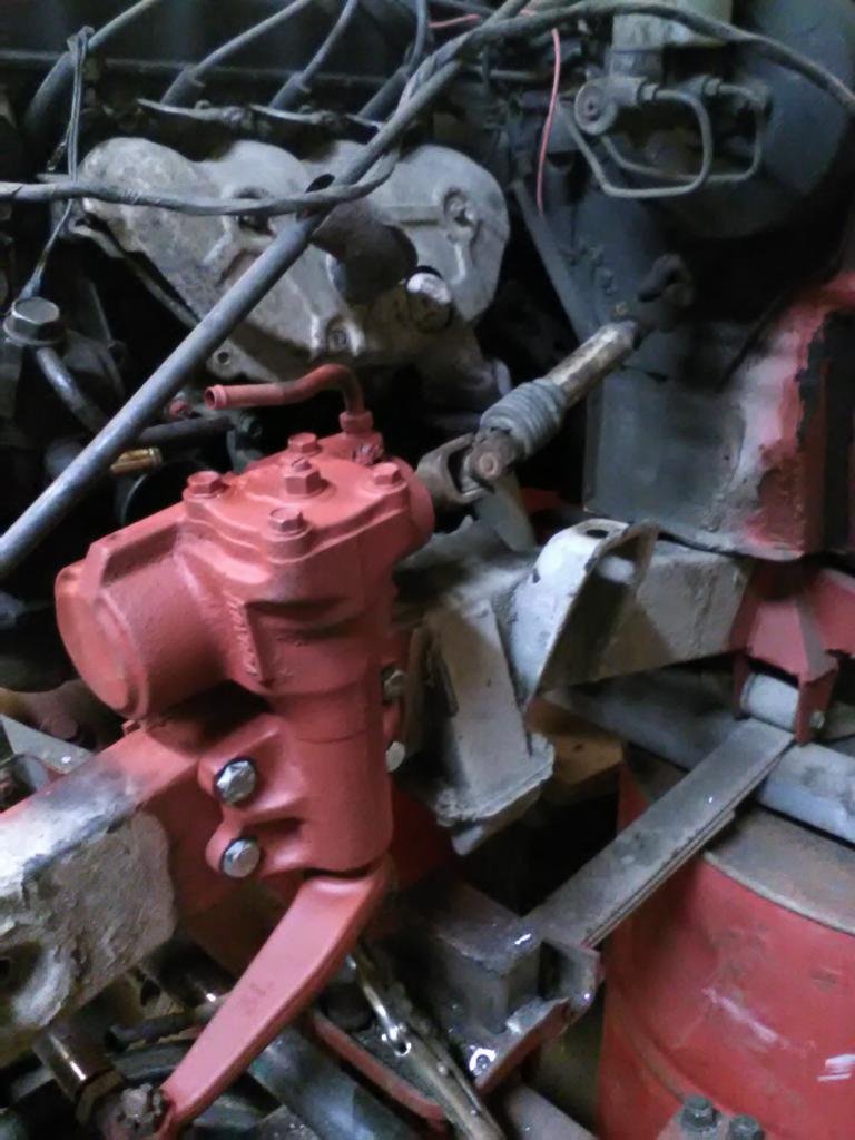 Siihenhn se istahti, ja nytt toitsun ja suitsan rattiakselikin lytneet toisensa...